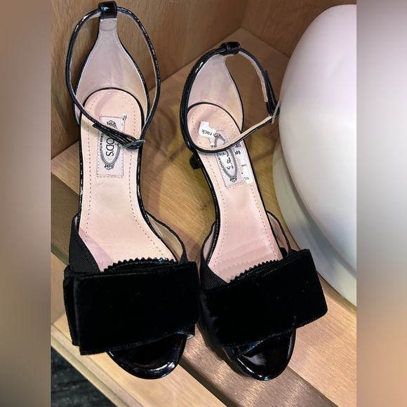 TOD\'S Sandals in black super cute size 35